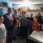 Szülők az iskola szabadulószobájában