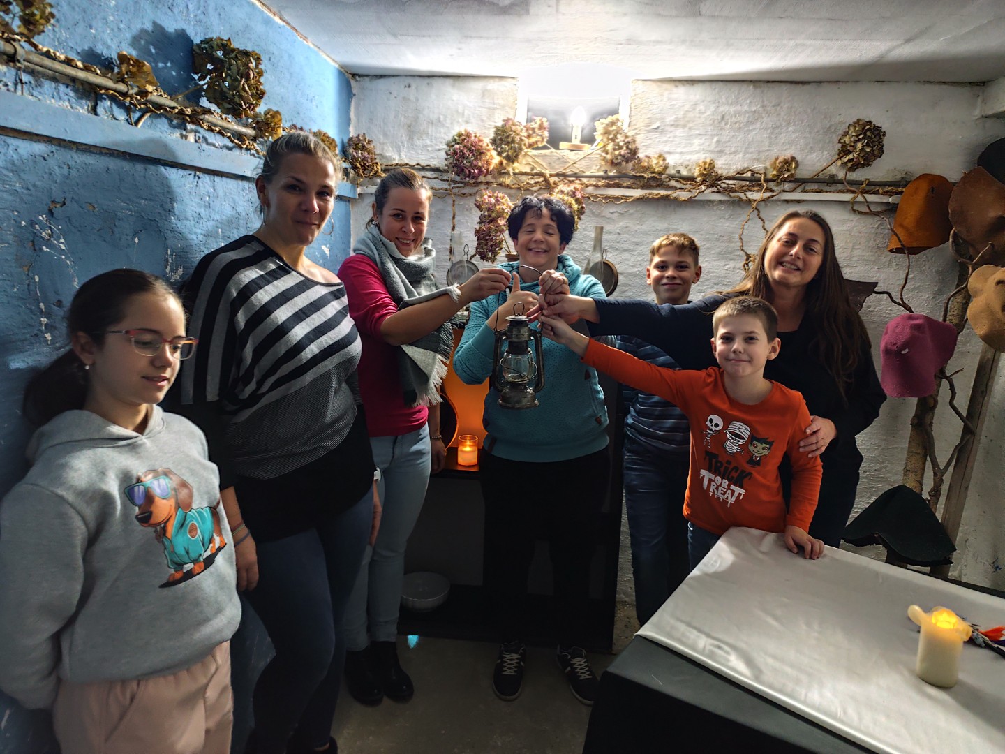 Szülők az iskola szabadulószobájában